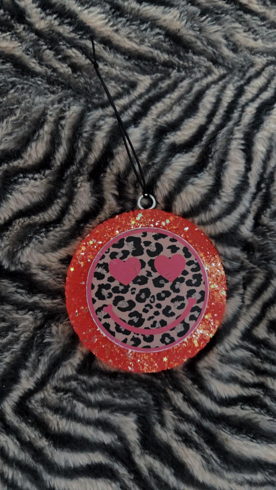 4" Round- Leopard Heart Smile