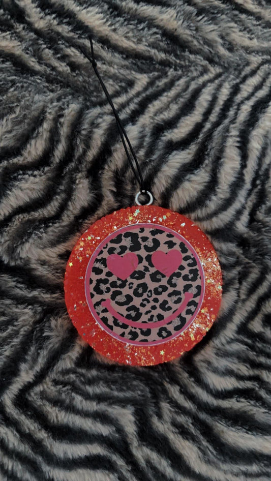 4" Round- Leopard Heart Smile