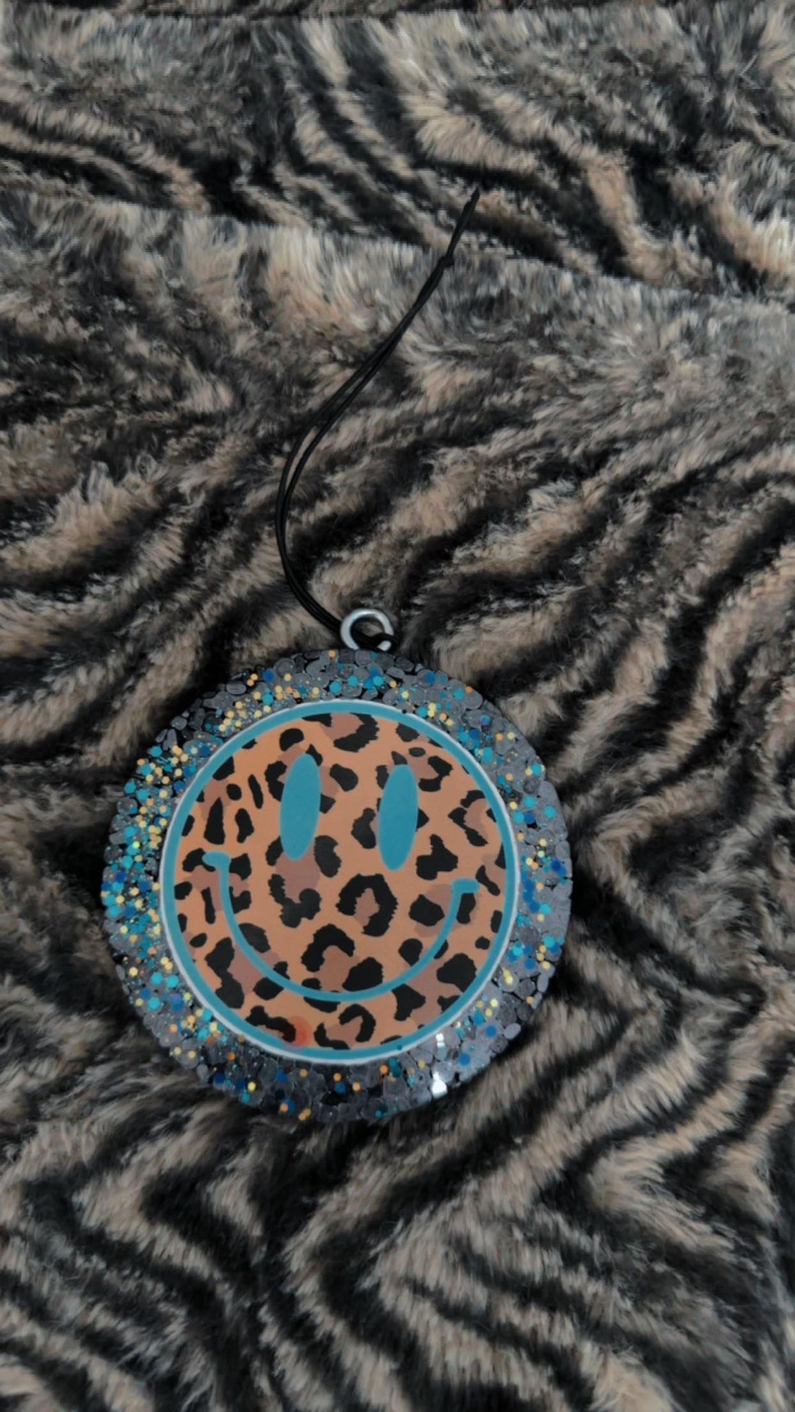 4" Round- Leopard Smile